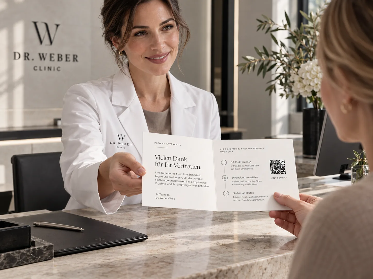 Behandlerin übergibt einer Patientin die AfterCare-Karte