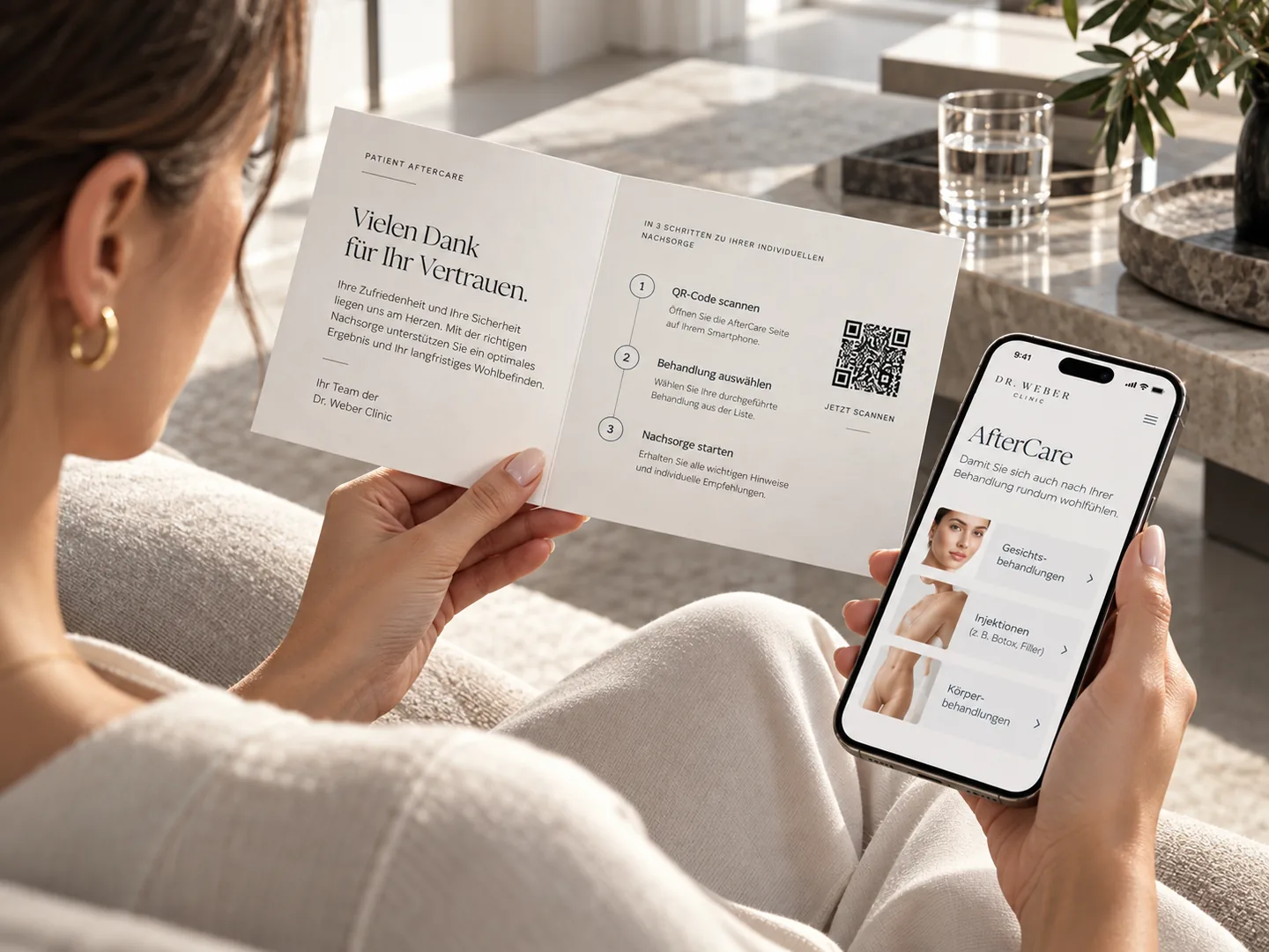 Patientin zuhause mit AfterCare-Karte und Smartphone